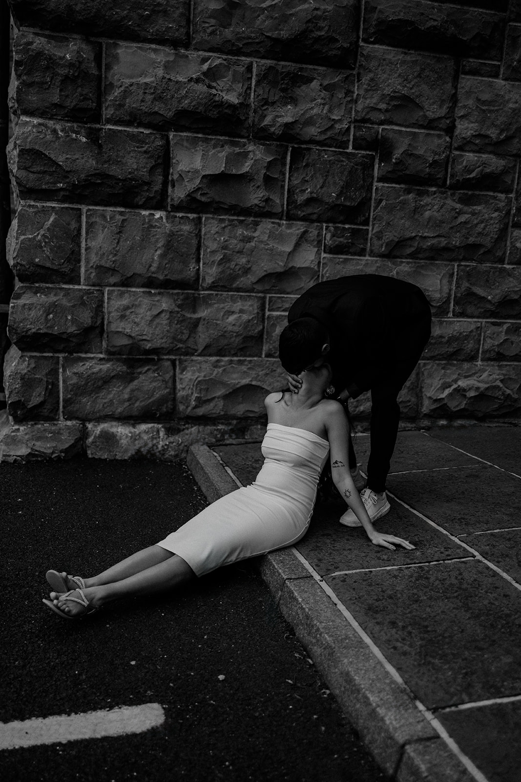 Darius N Fernandes a wedding photographer captures a moment where a lovely couple exchange a kiss on the streets of Ireland